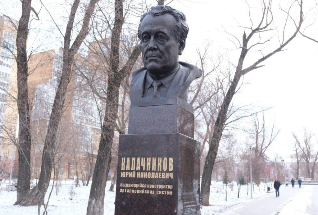 В Перми состоялось открытие памятника конструктору Юрию Калачникову 