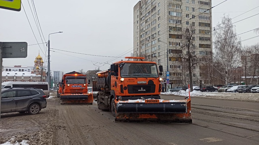 На уборку центральных улиц Перми выходит 22 бригады ежедневно