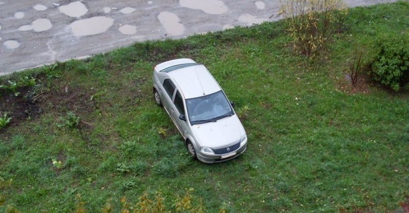 Пермяков оштрафовали на 440 тысяч рублей за паркову на газонах 