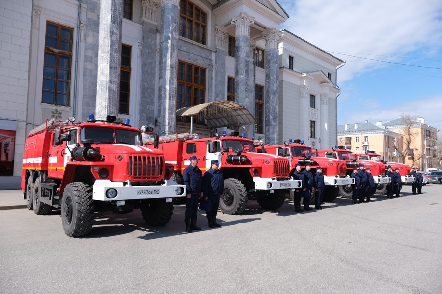 Дмитрий Махонин вручил начальникам пожарных частей Прикамья ключи от новых автоцистерн