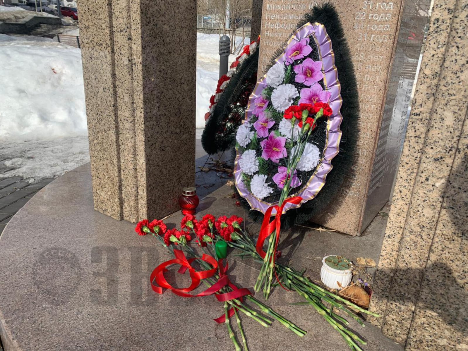 Пермяки начали приносить цветы к мемориалу в Сквере Уральских добровольцев 