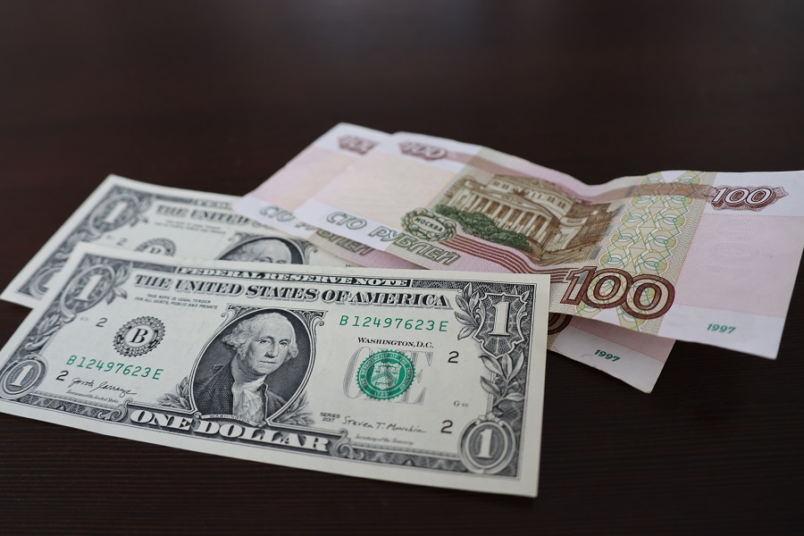 Слабый рубль усилил потребительские цены: как отражаются на кошельках граждан изменения курса основных валют