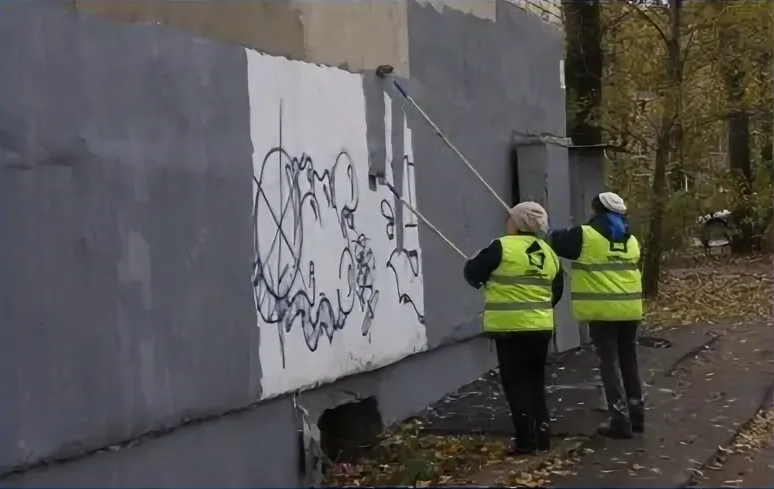 В Перми с начала года убрали более 15,8 тысяч незаконных граффити 