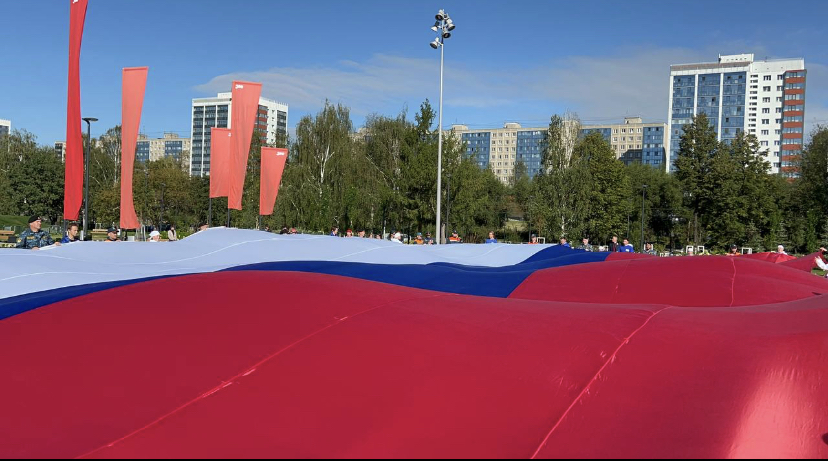 В центре Перми растянули 25-метровый флаг России