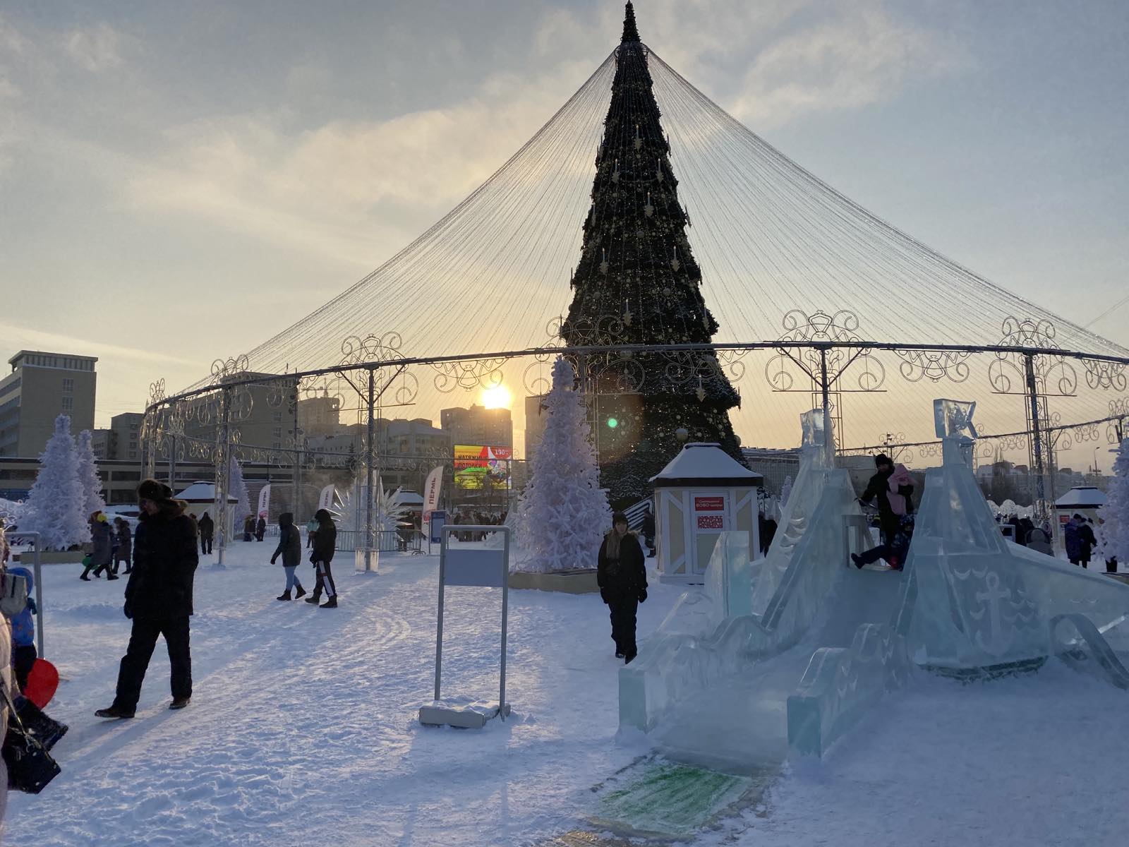 В новогодние праздники ледовый городок на эспланаде Перми посетили 130 тысяч человек