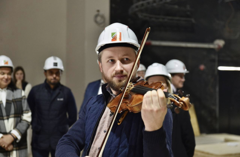 Павел Милюков сыграл на скрипке 18 века в зале пермской филармонии, где идет реконструкция
