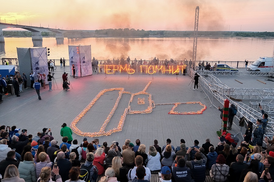Акция «Свеча памяти» на набережной Перми объединила 500 человек