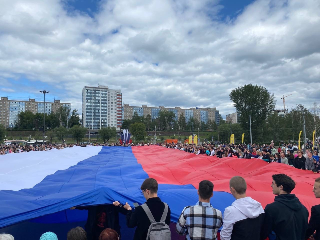 В День народного единства в Перми развернут огромный флаг России 