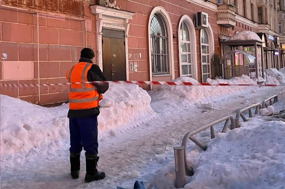 Глава Березников прокомментировал гибель женщины из-за упавшей с крыши глыбы льда 