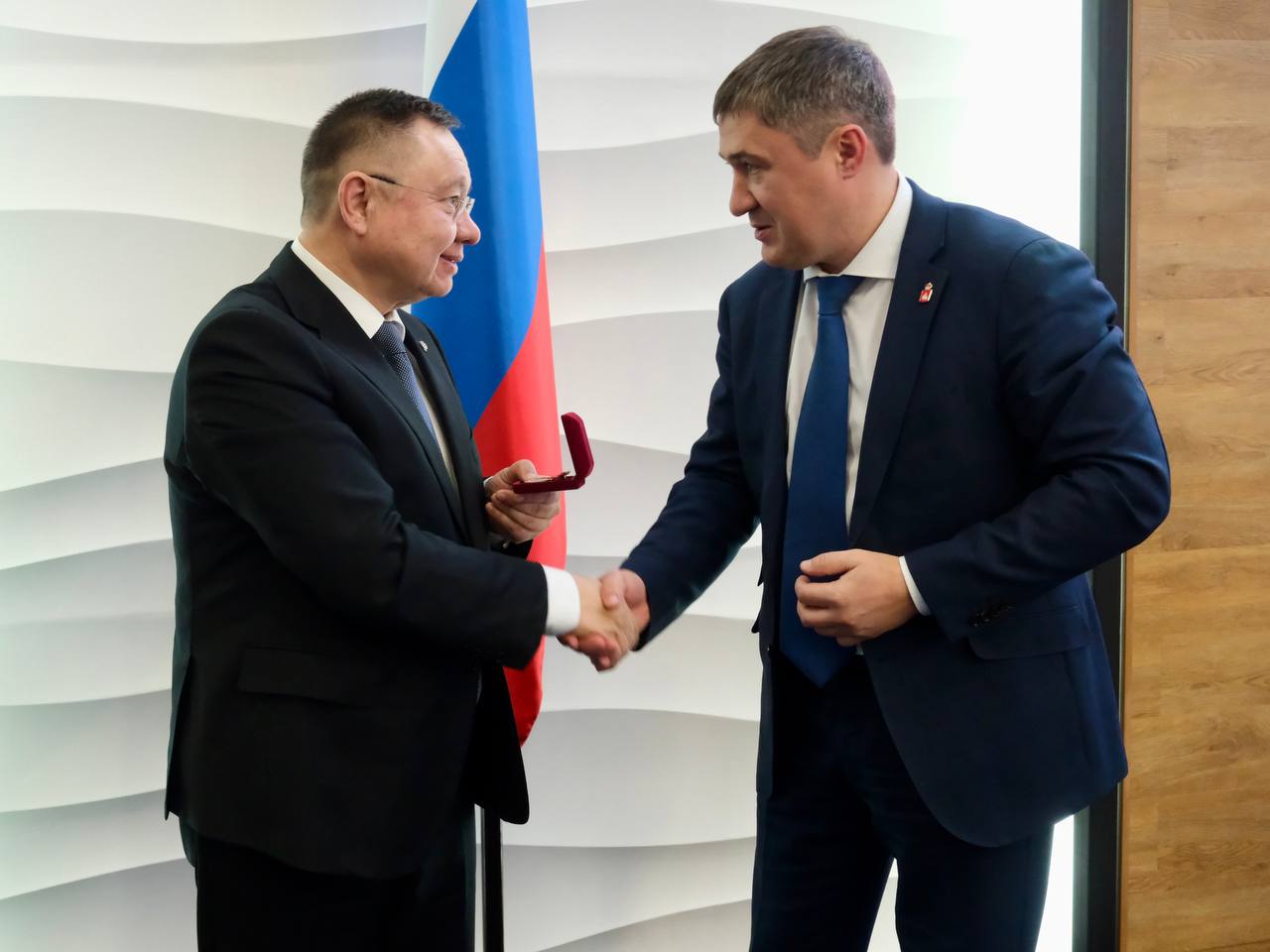 Глава Прикамья вручил министру строительства РФ юбилейную медаль 