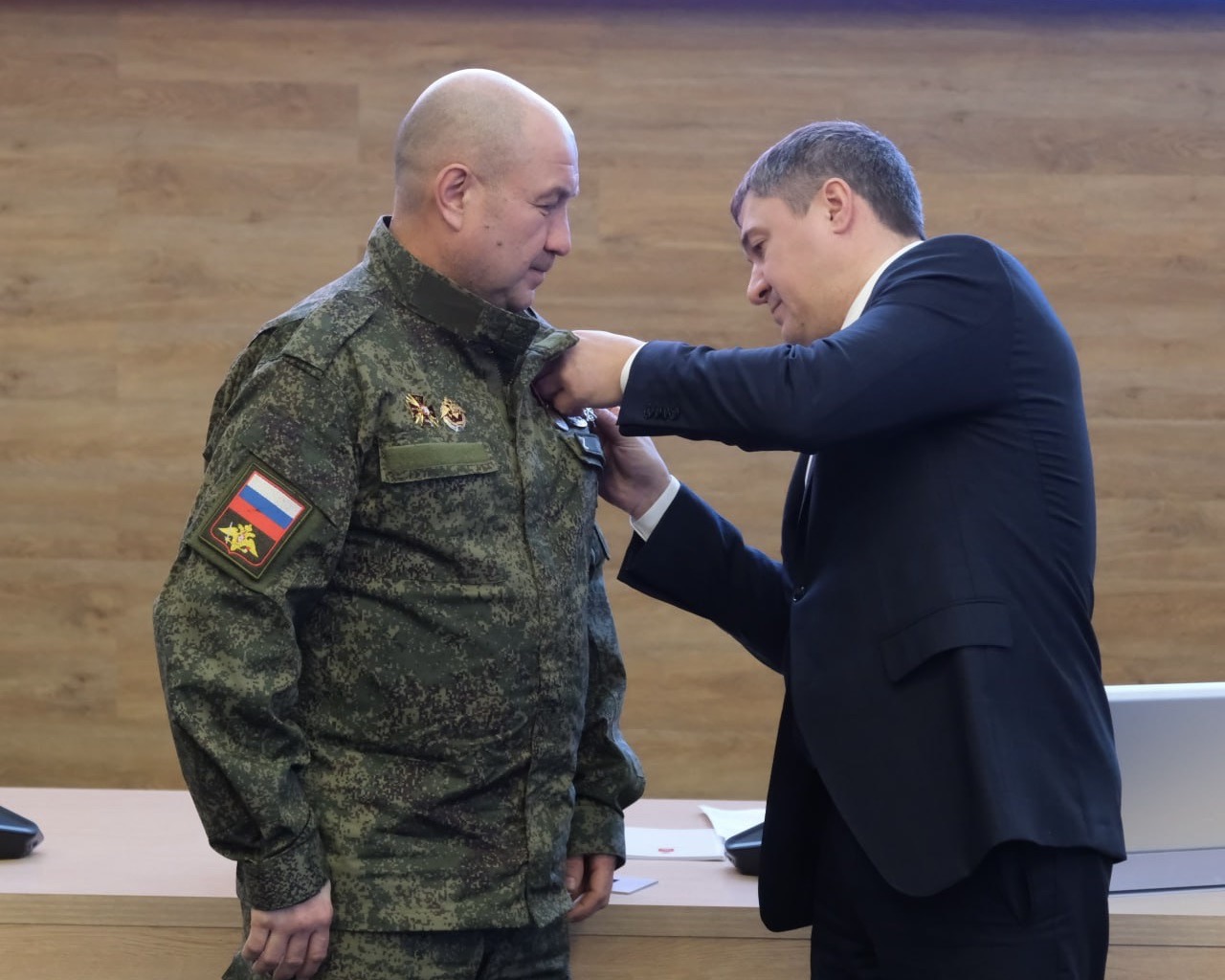 Дмитрий Махонин наградил участников СВО из Прикамья 
