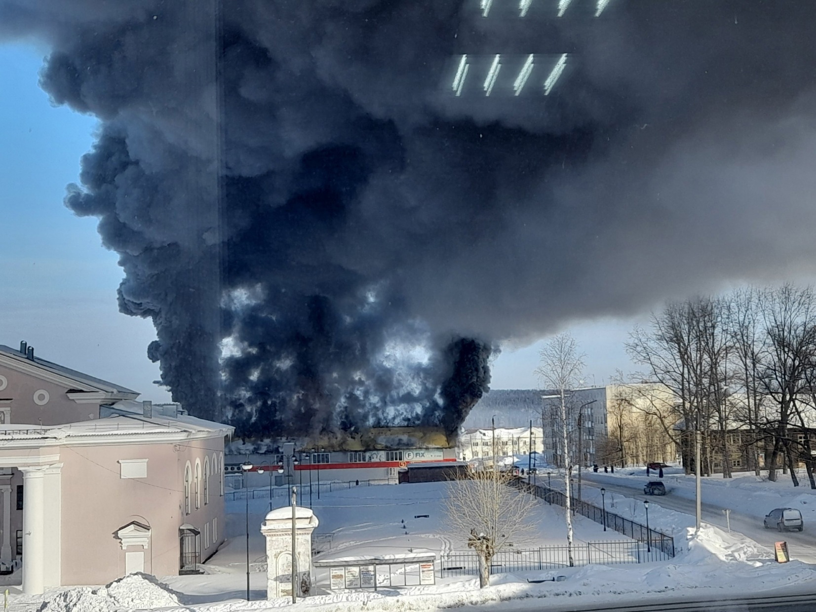 В магазине Александровска огонь охватил более 800 метров квадратных 