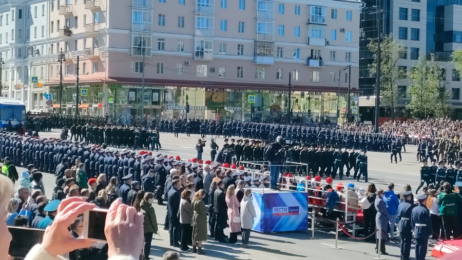 В торжественном прохождении войск Пермского гарнизона приняли участие более 2 тысяч человек