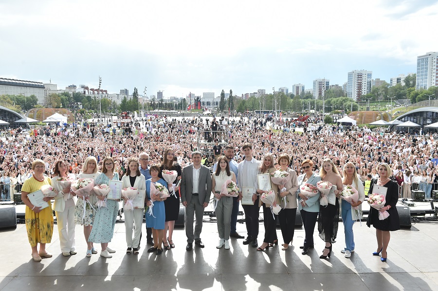Губернатор Дмитрий Махонин поздравил выпускников Прикамья