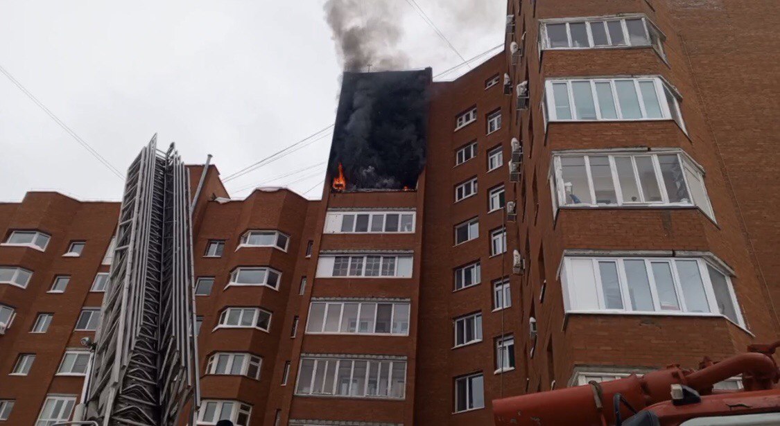 В Индустриальном районе Перми из-за мощного пожара в жилом доме закоптило три этажа 