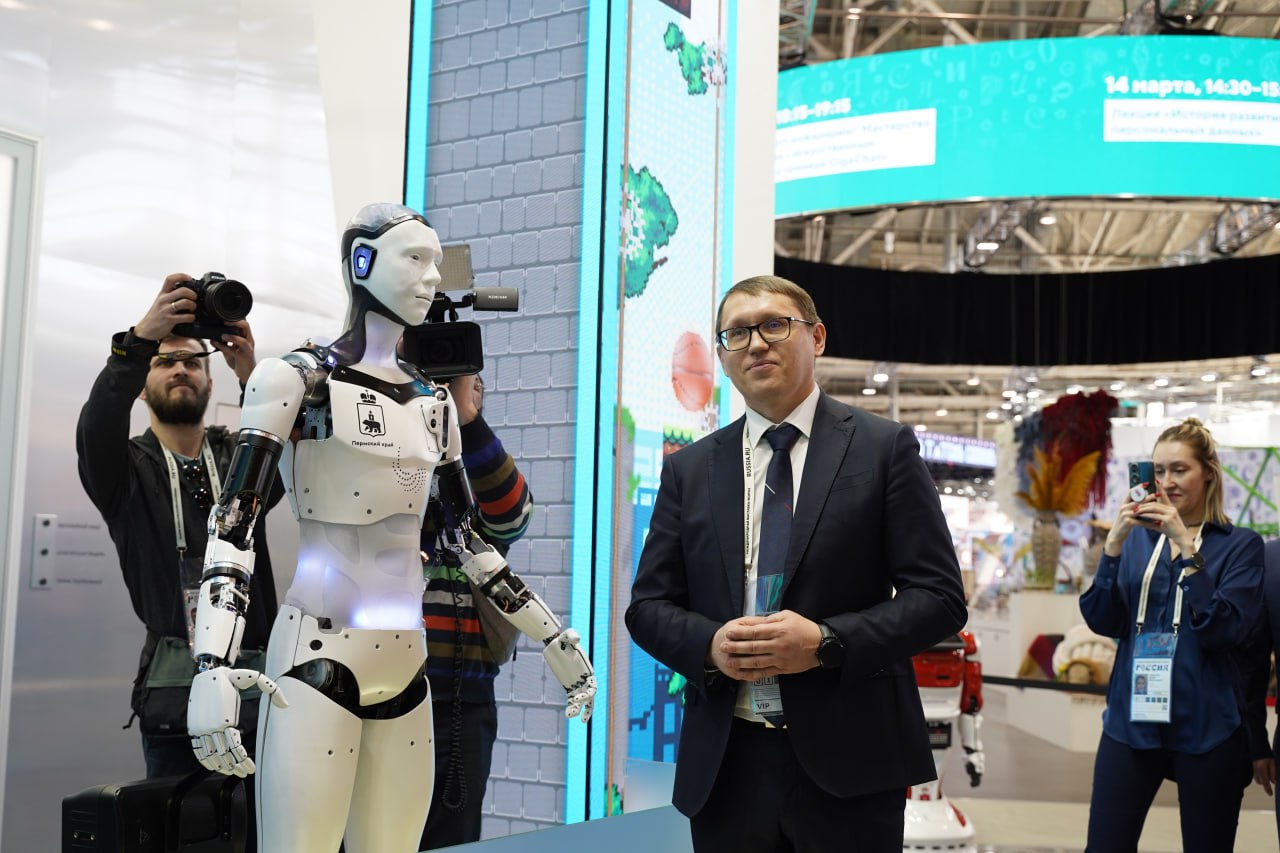 В День искусственного интеллекта пермский робот пообщался с посетителями выставки «Россия» 