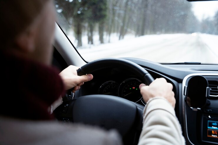 Жителей Прикамья просят быть внимательнее на дорогах в условиях снегопада 