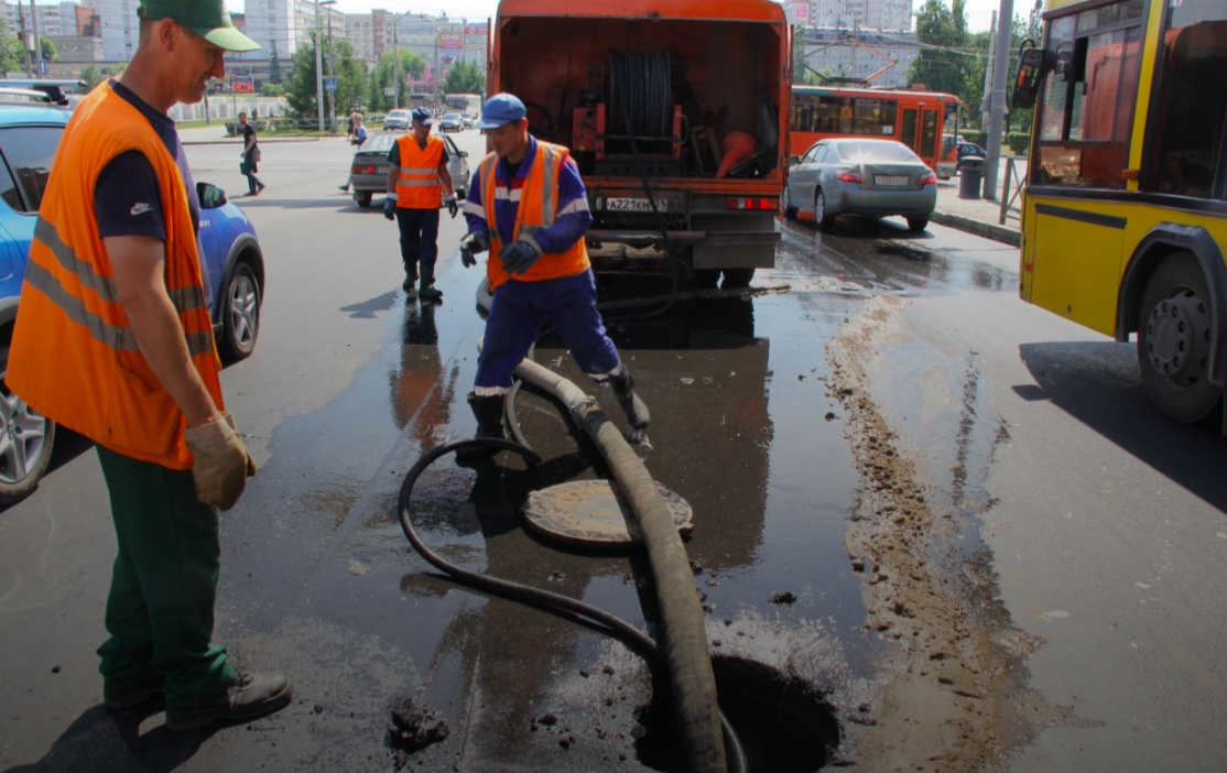 В Перми для профилактики засоров промывают канализацию 