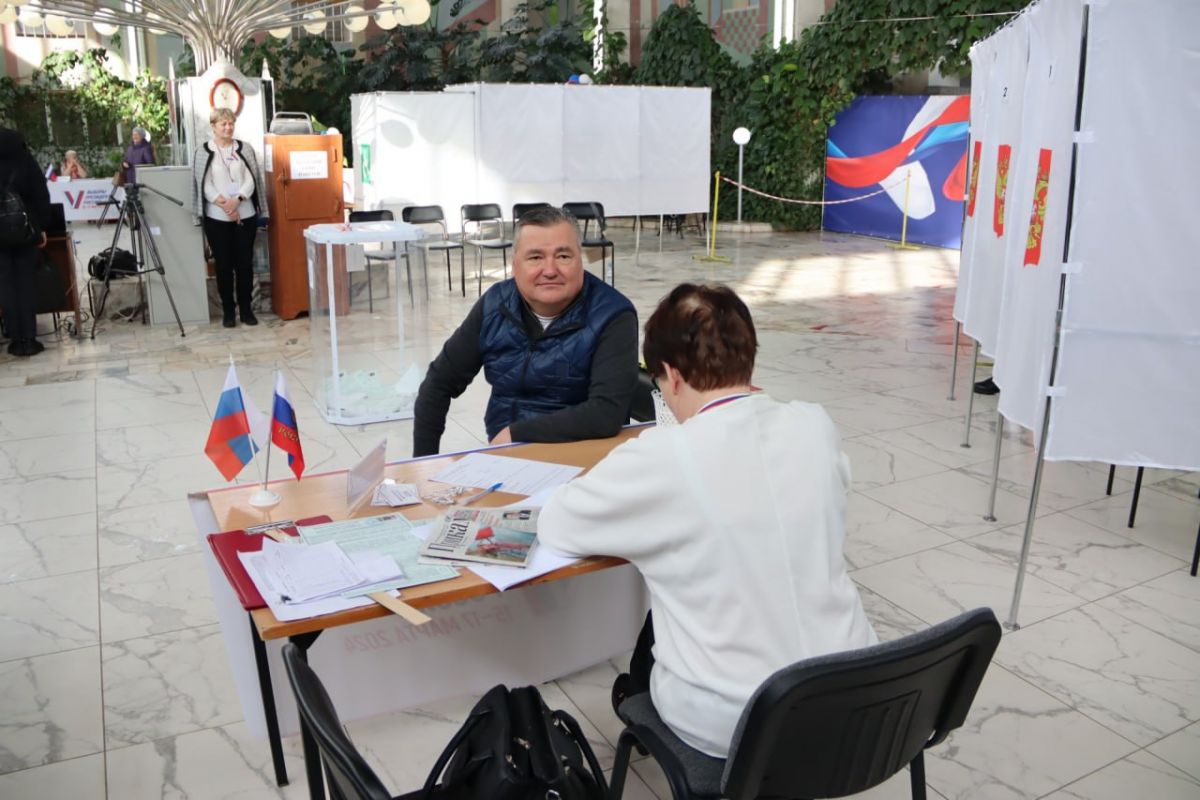 Депутаты Пермского края активно голосуют на президентских выборах 