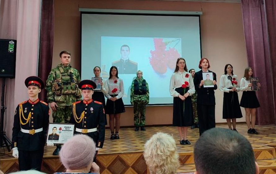 В пермском лицее в честь погибшего на СВО бойца открыли мемориальную доску 