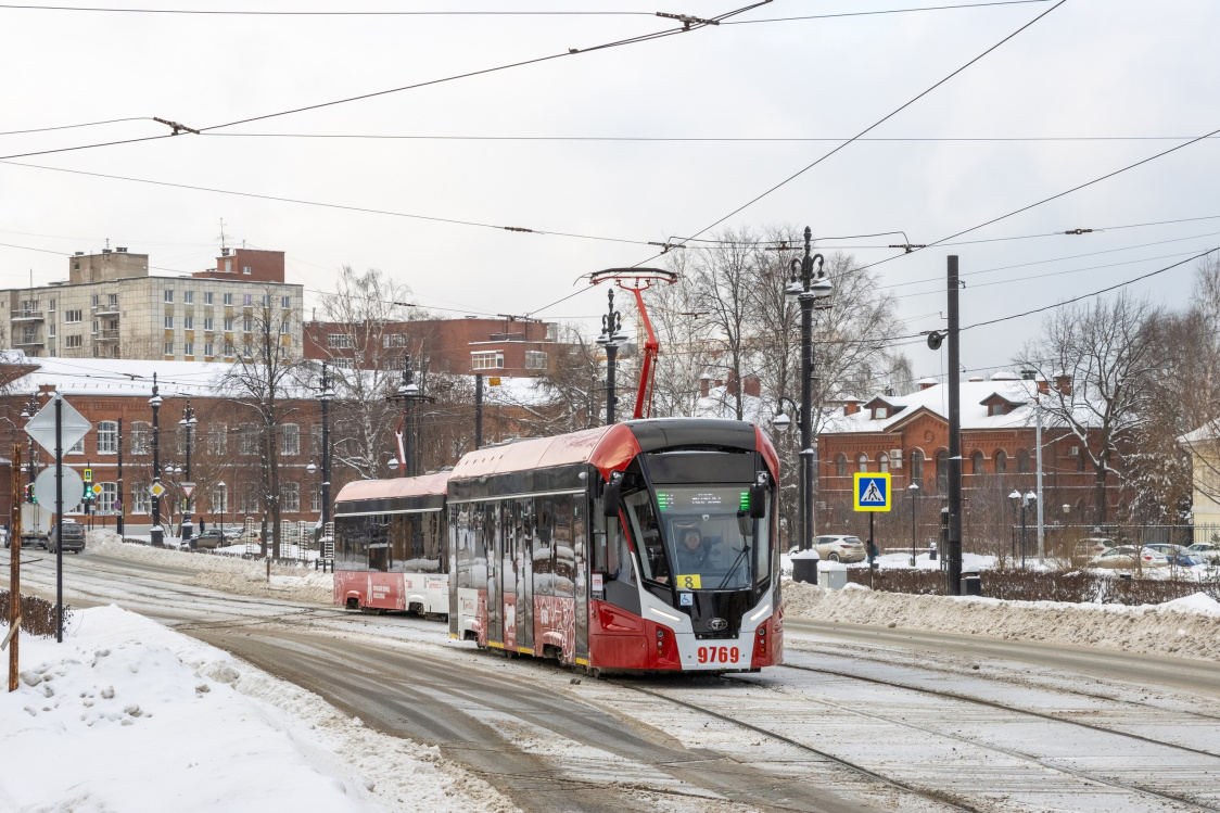 В Пермь привезли последнюю в 2023 году партию трамваев «Львенок»