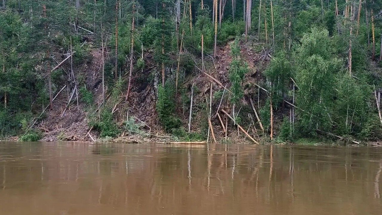 Туристов призвали отказаться от сплавов по реке Чусовой из-за подъема воды и оползней