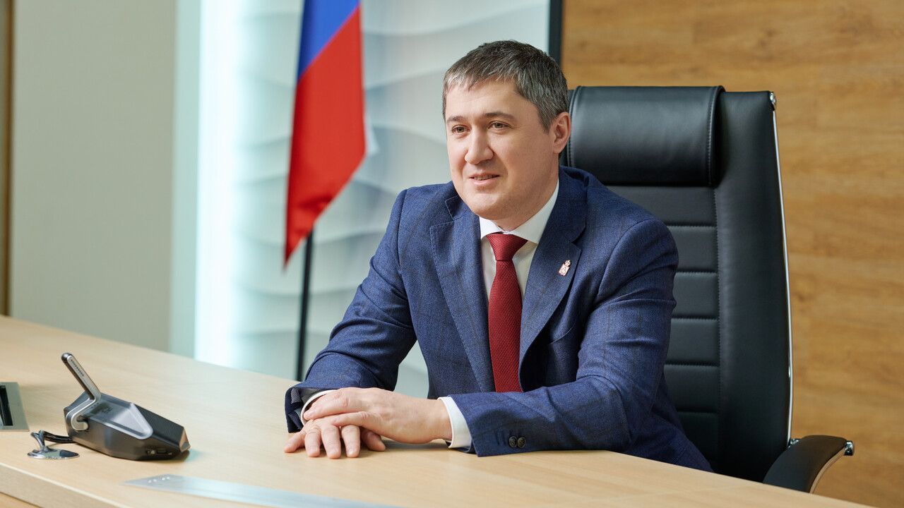 ​Герб Пермского края с цитатой Дмитрия Махонина висит в кабинете губернатора как напоминание о целях