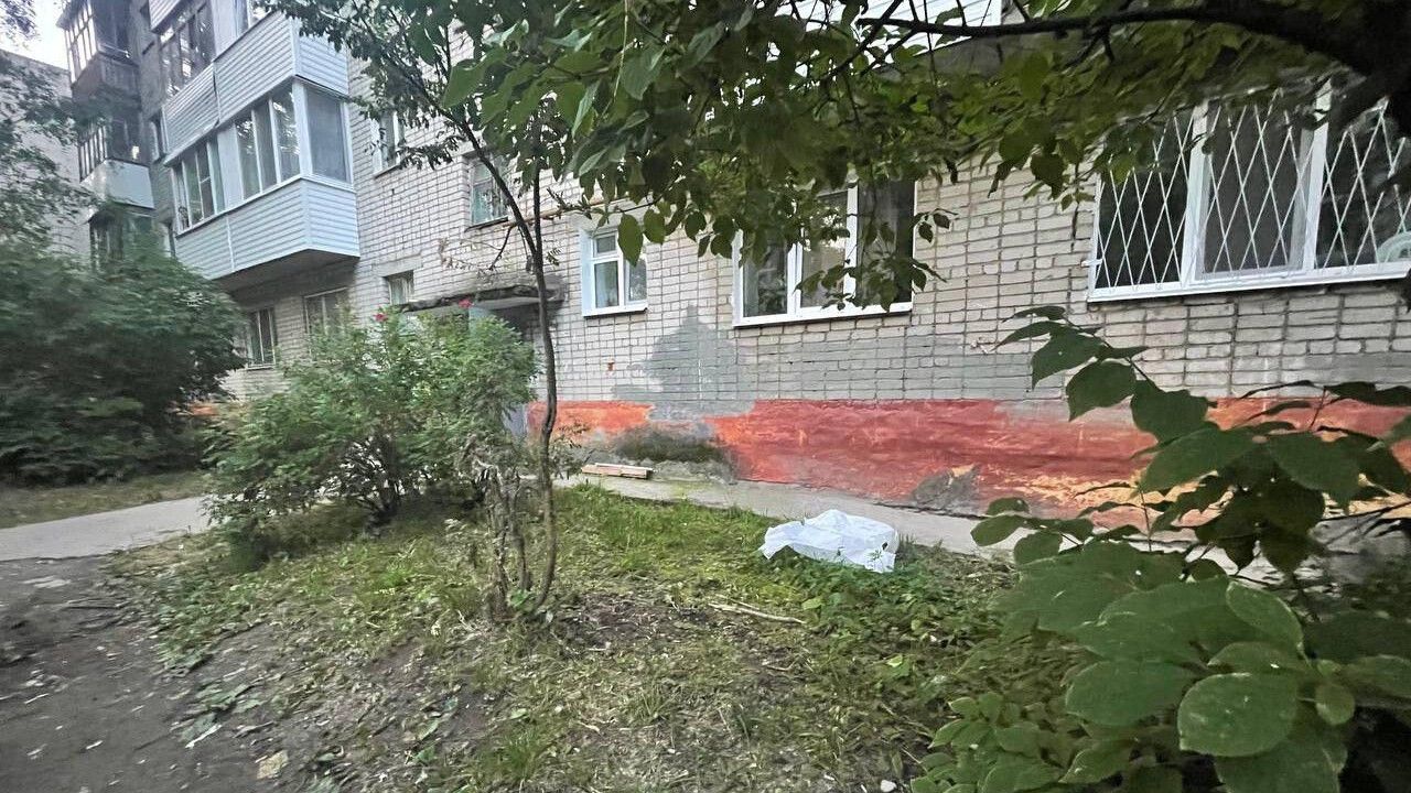 ​В Березниках под окнами жилого дома обнаружили тело новорожденной девочки