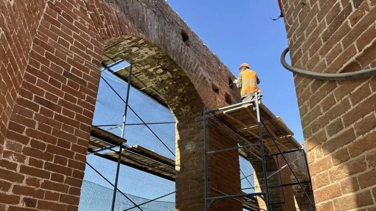 В Кунгуре приступили к устройству кровли Гостиного двора