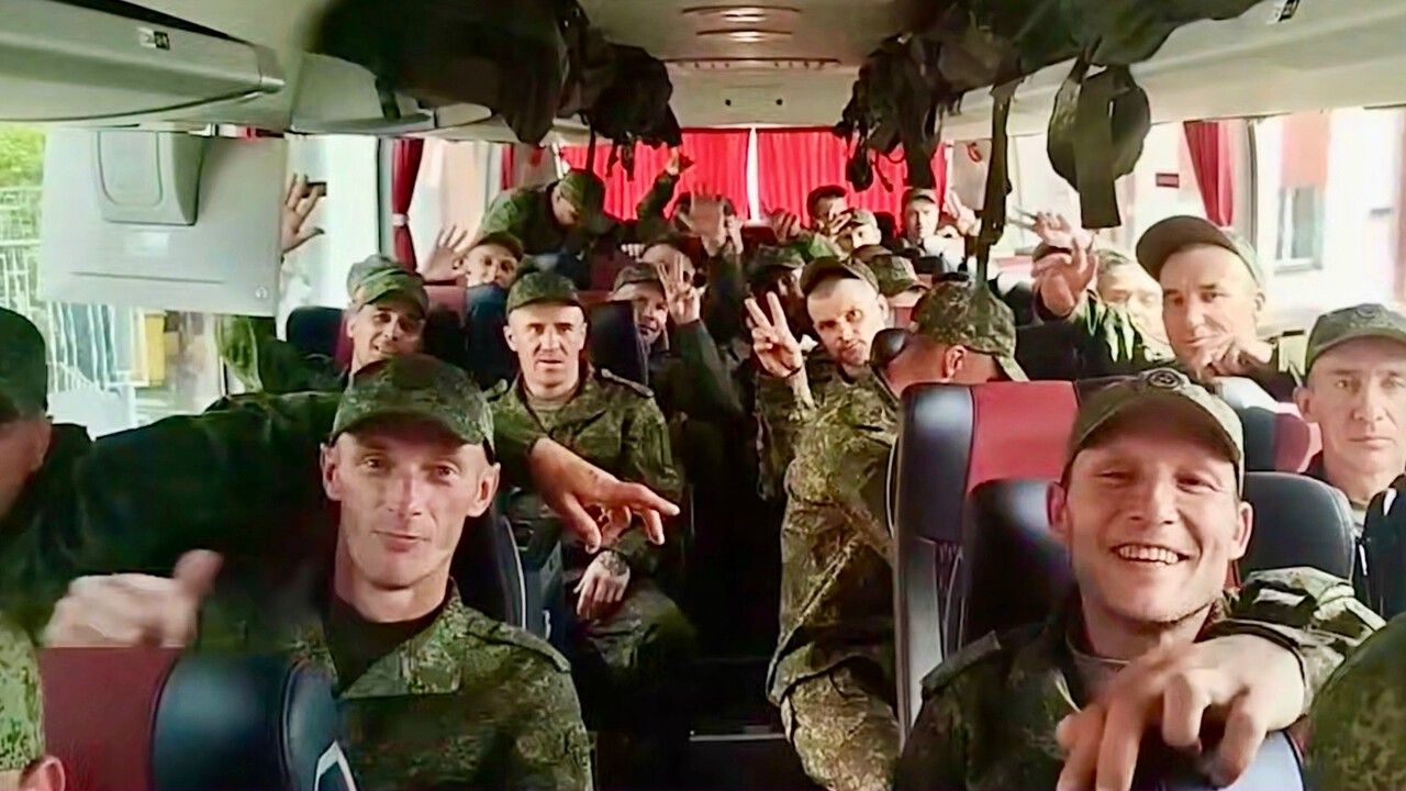 Двое военнослужащих из Прикамья вернулись домой из украинского плена