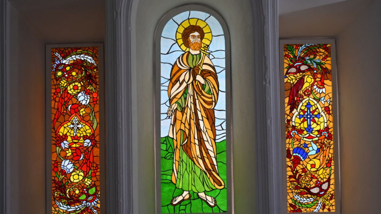 ​В Чердыни создали уникальные витражи с православными и мифологическими сюжетами