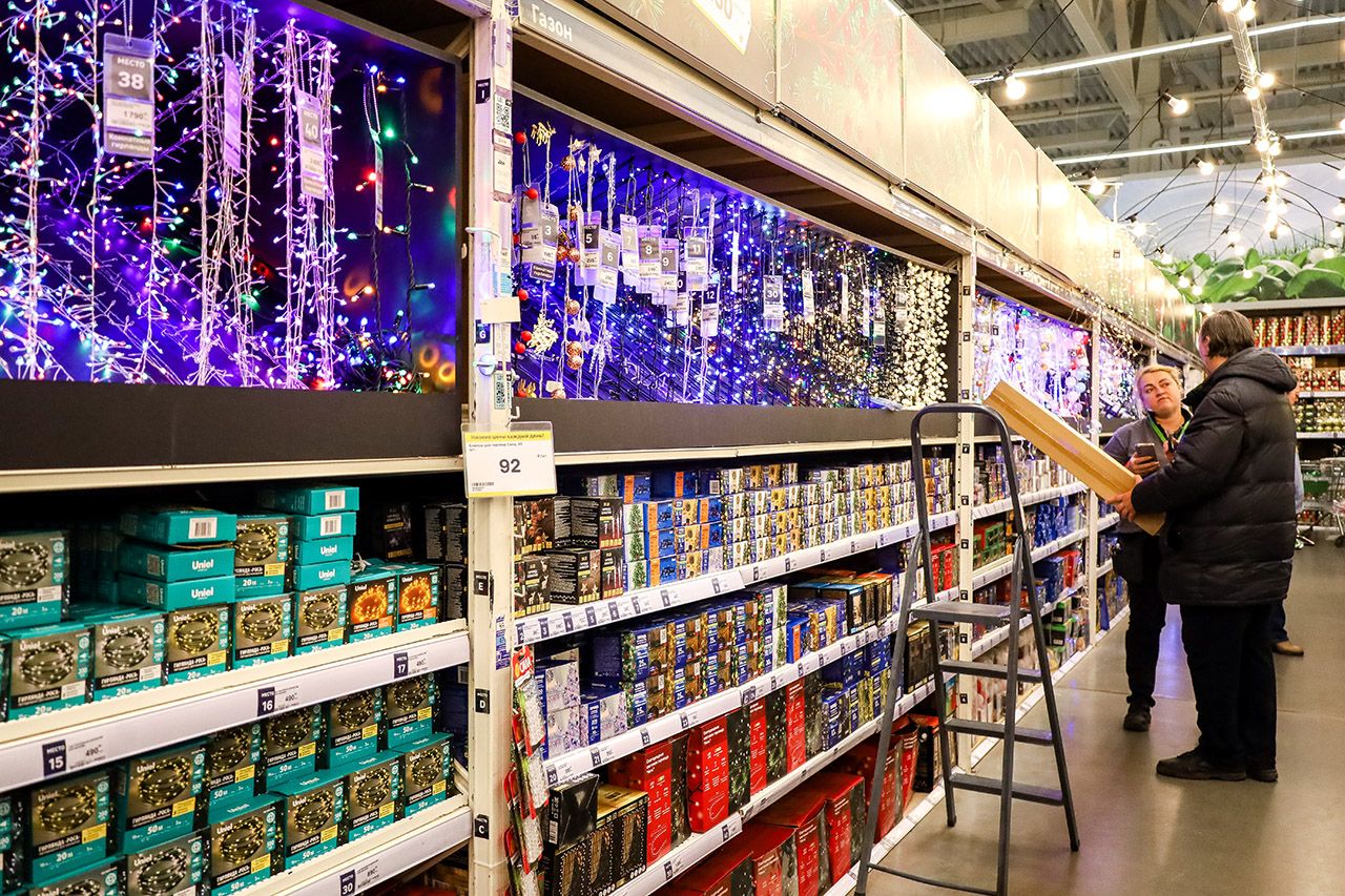 При покупке новогодних украшений обращайте внимание на сертификаты соответствия. Фото: Елена Майорова