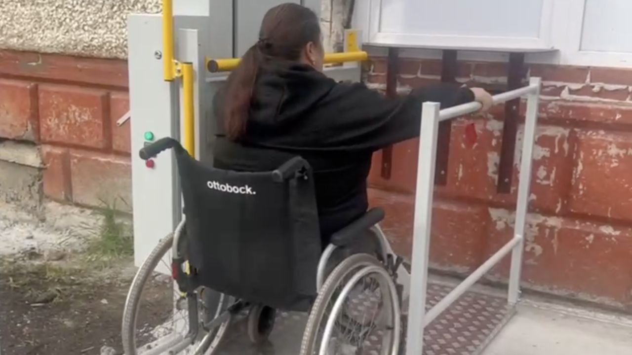 В Соликамске дом оборудовали подъемником для инвалида