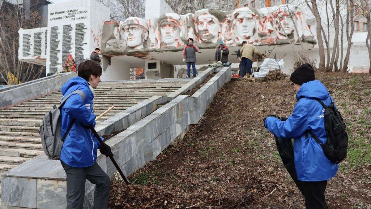 Пермские волонтеры привели в порядок памятник рабочим ЗИД-а, погибшим в Великой Отечественной войне 