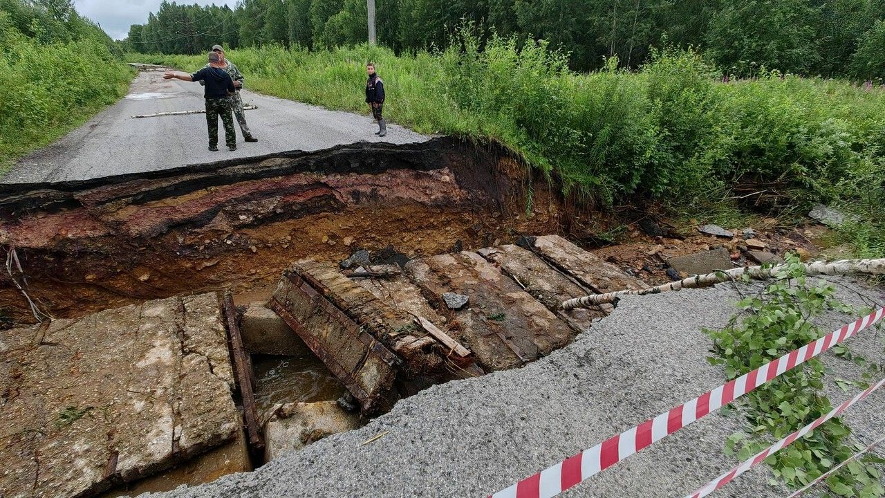 В Кизеловском округе сильный ливень разрушил мост