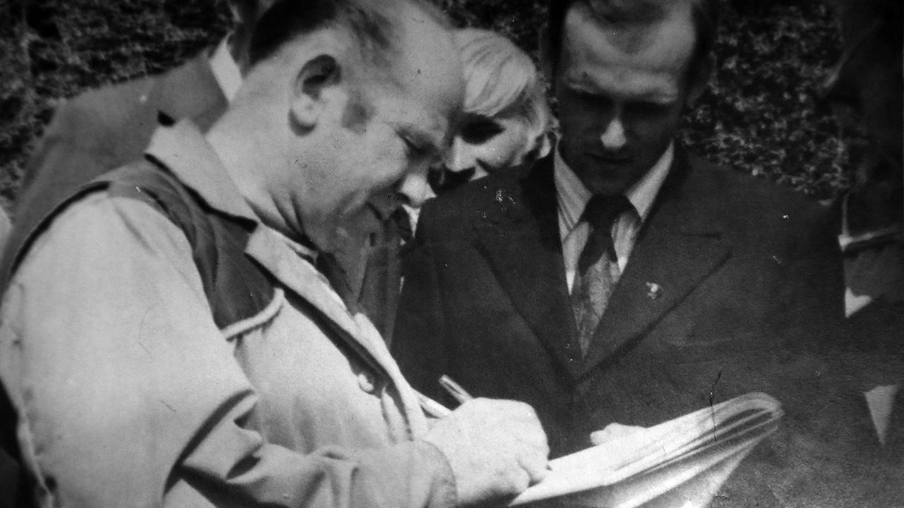 Однажды космонавт Алексей Леонов испортил удостоверение пермского милиционера