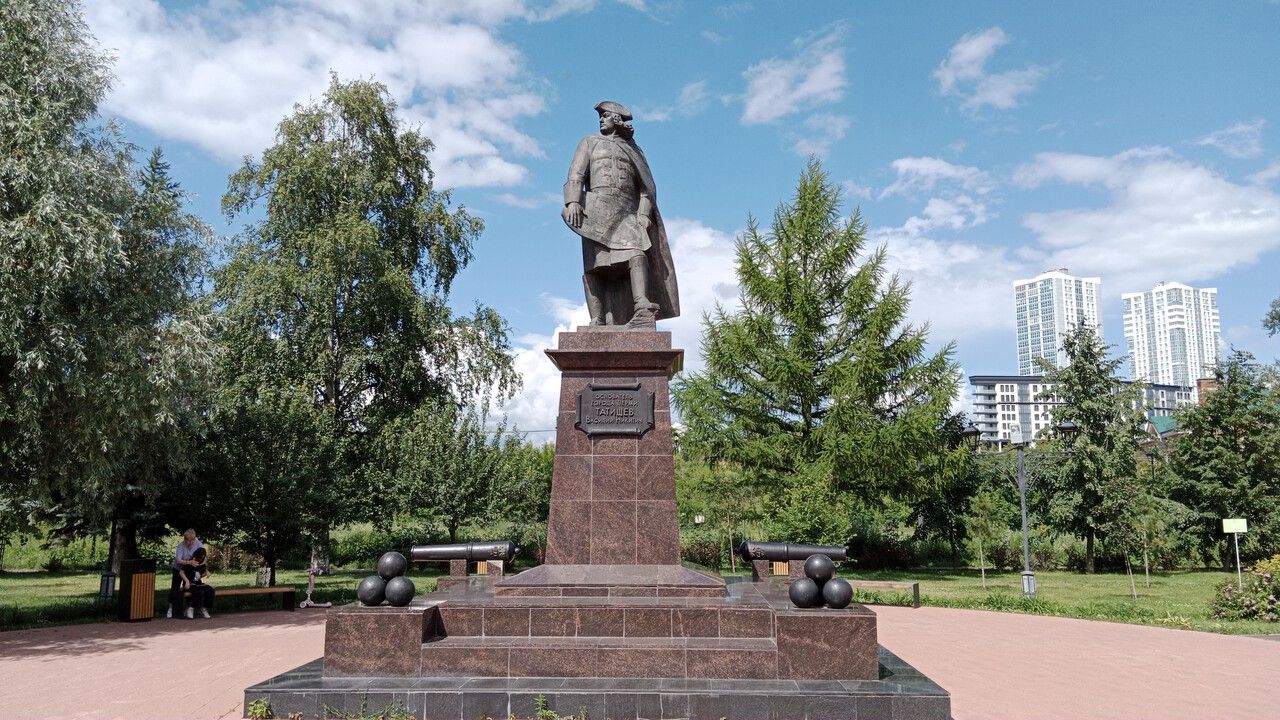 В Перми после зимы начали мыть памятники