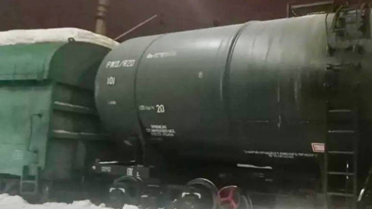 ​Три вагона грузового поезда сошли с рельсов в Пермском крае