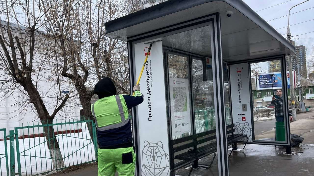 В Перми помоют более 1000 остановочных павильонов