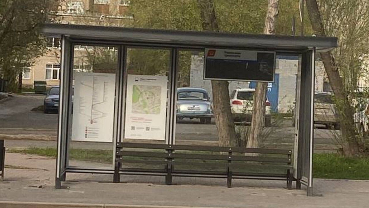 В Перми остановочные павильоны начали оборудовать электронными экранами