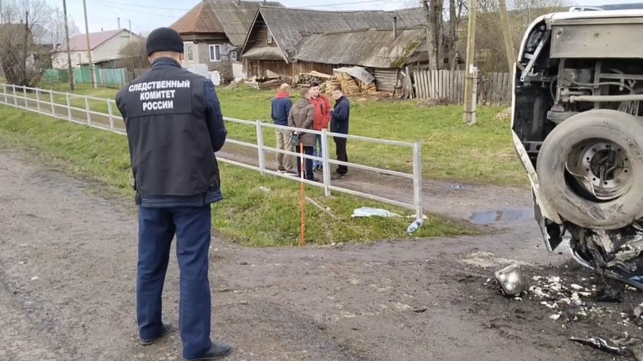 Автобус с туристами опрокинулся в кювет в Суксунском округе. Есть пострадавшие