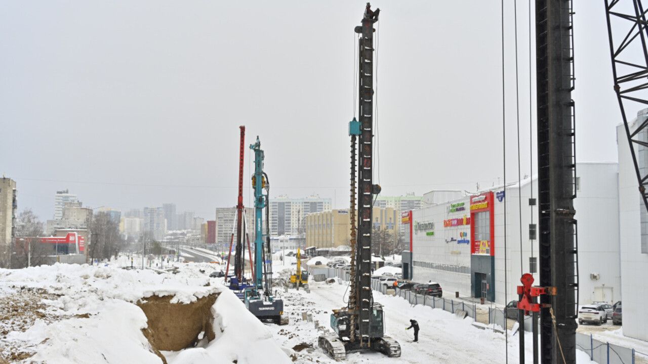 Демонтаж старого путепровода на шоссе Космонавтов идет параллельно со строительством нового