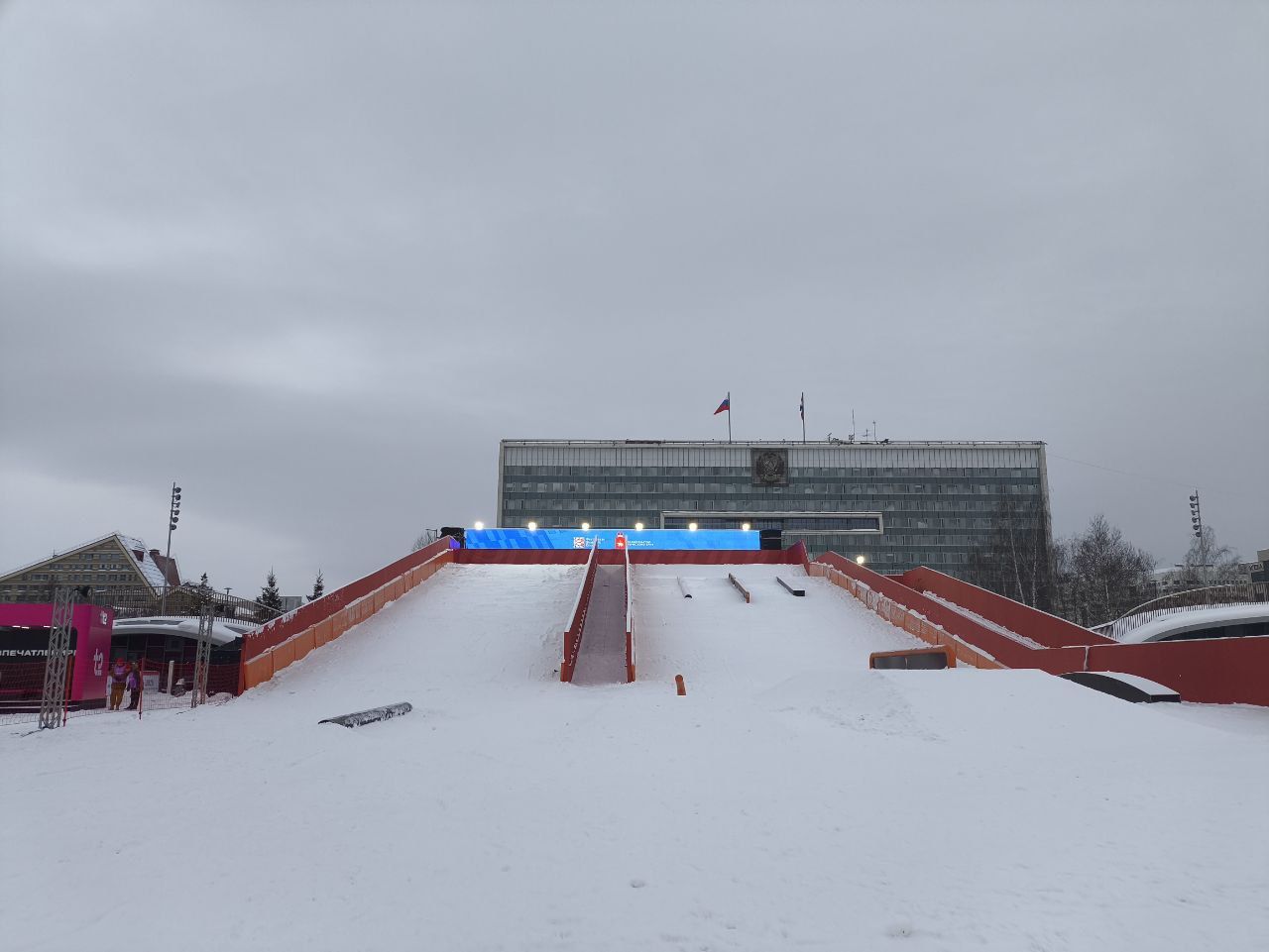 На эспланаде в Перми построили огромную горку для зимних видов спорта и массовых катаний
