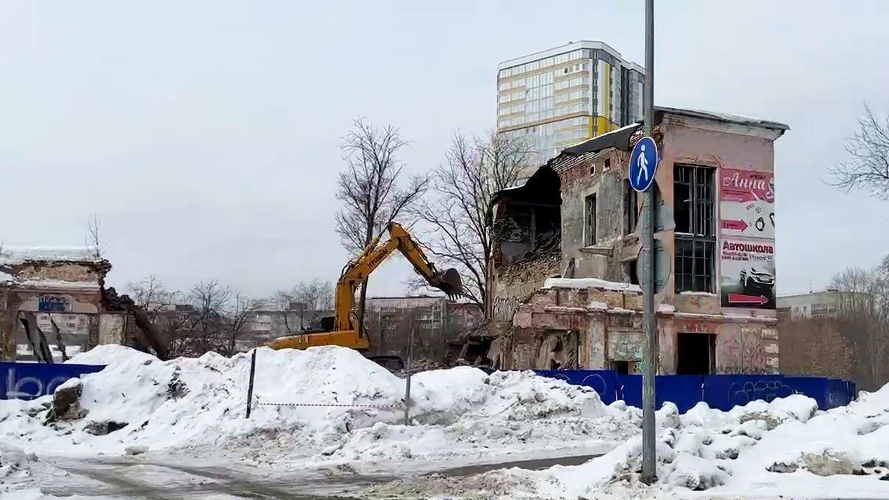 ​В Перми начался снос сгоревшего спортобъекта на стадионе «КАМА»