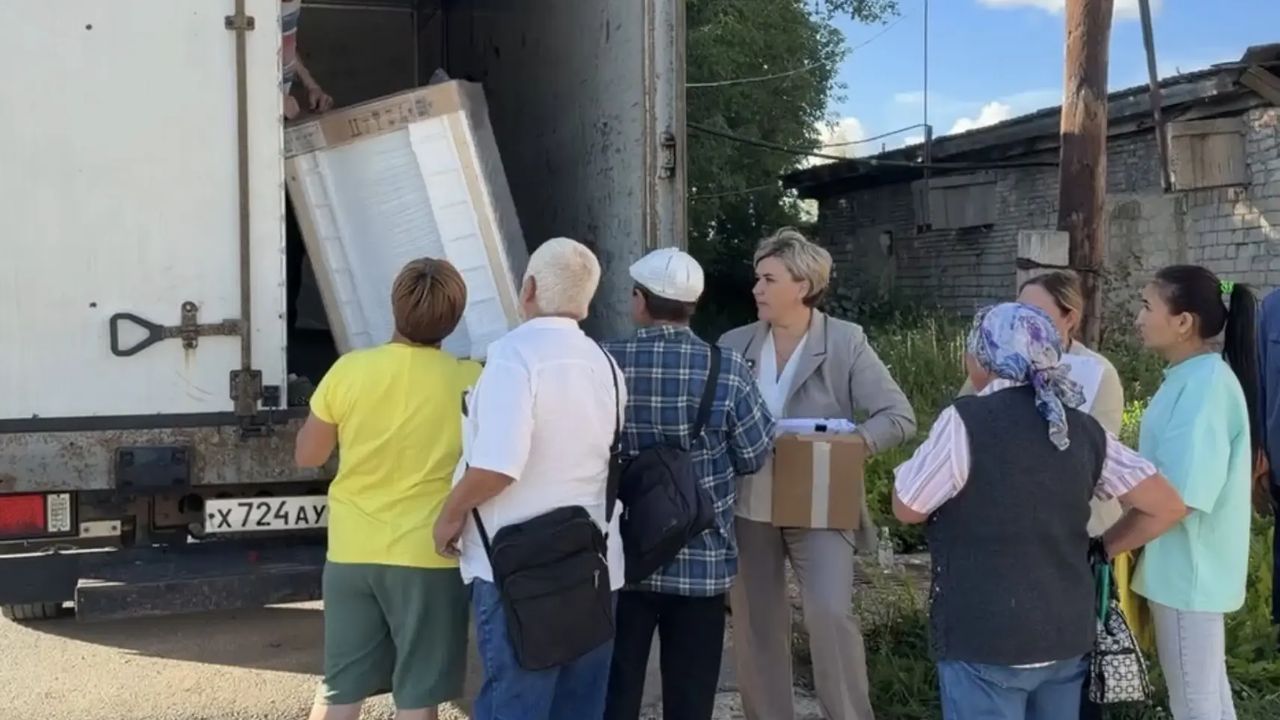 В Октябрьском округе пострадавшим от паводка передали бытовую технику