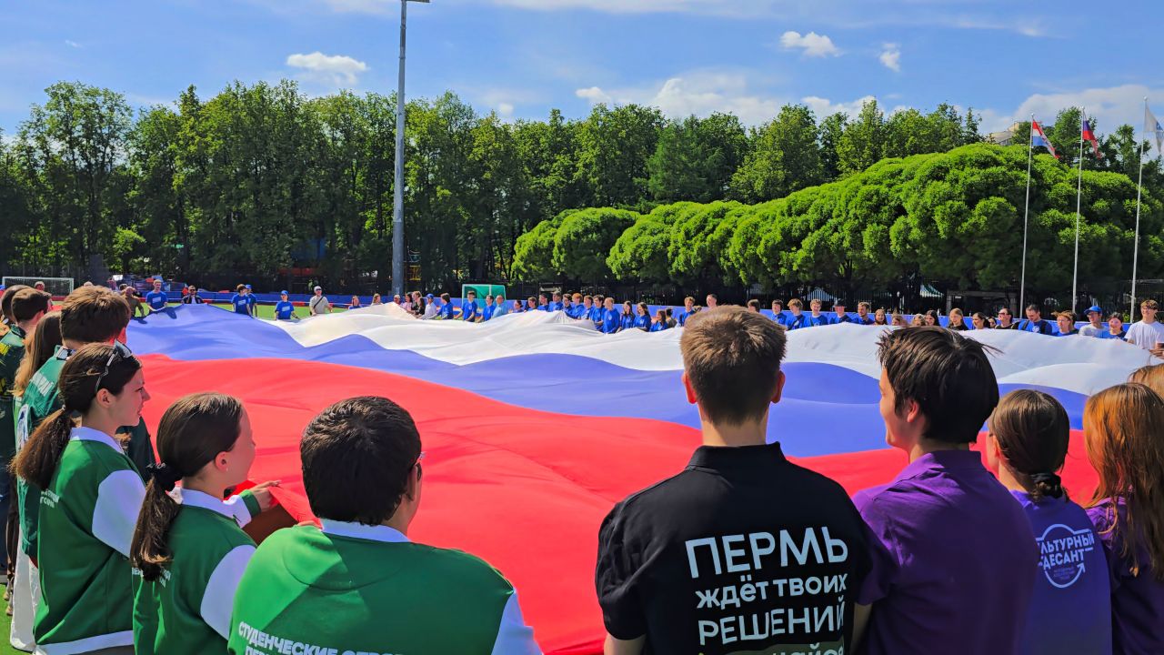 Масштабная акция «Единой России»: на пермском стадионе более 150 человек развернули гигантский флаг в знак единства и гордости за страну.Фото: региональное отделение партии «Единая Россия»