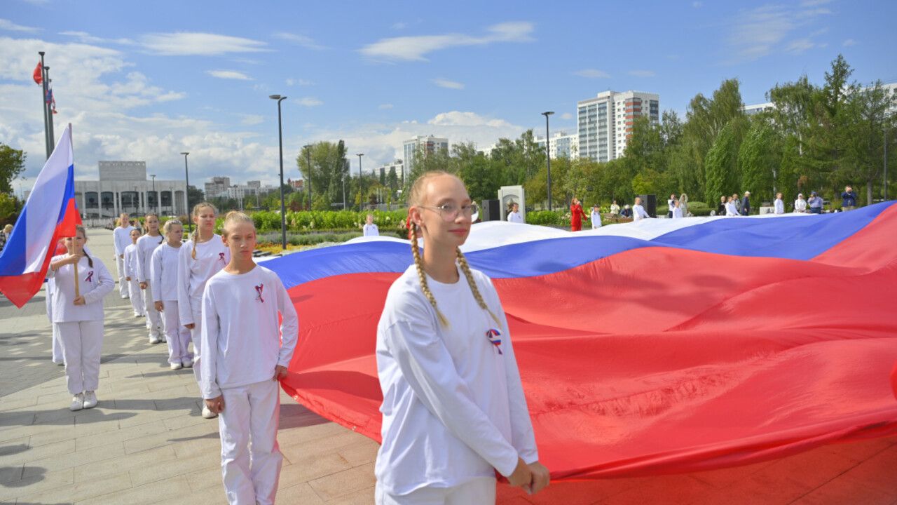 ​В Перми развернули гигантский флаг России 