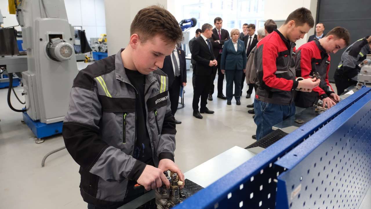 В Пермском авиационном техникуме, где проходят обучение две тысячи студентов, мастерские и лаборатории получили самое современное оснащение. Фото: пресс-служба правительства Пермского края