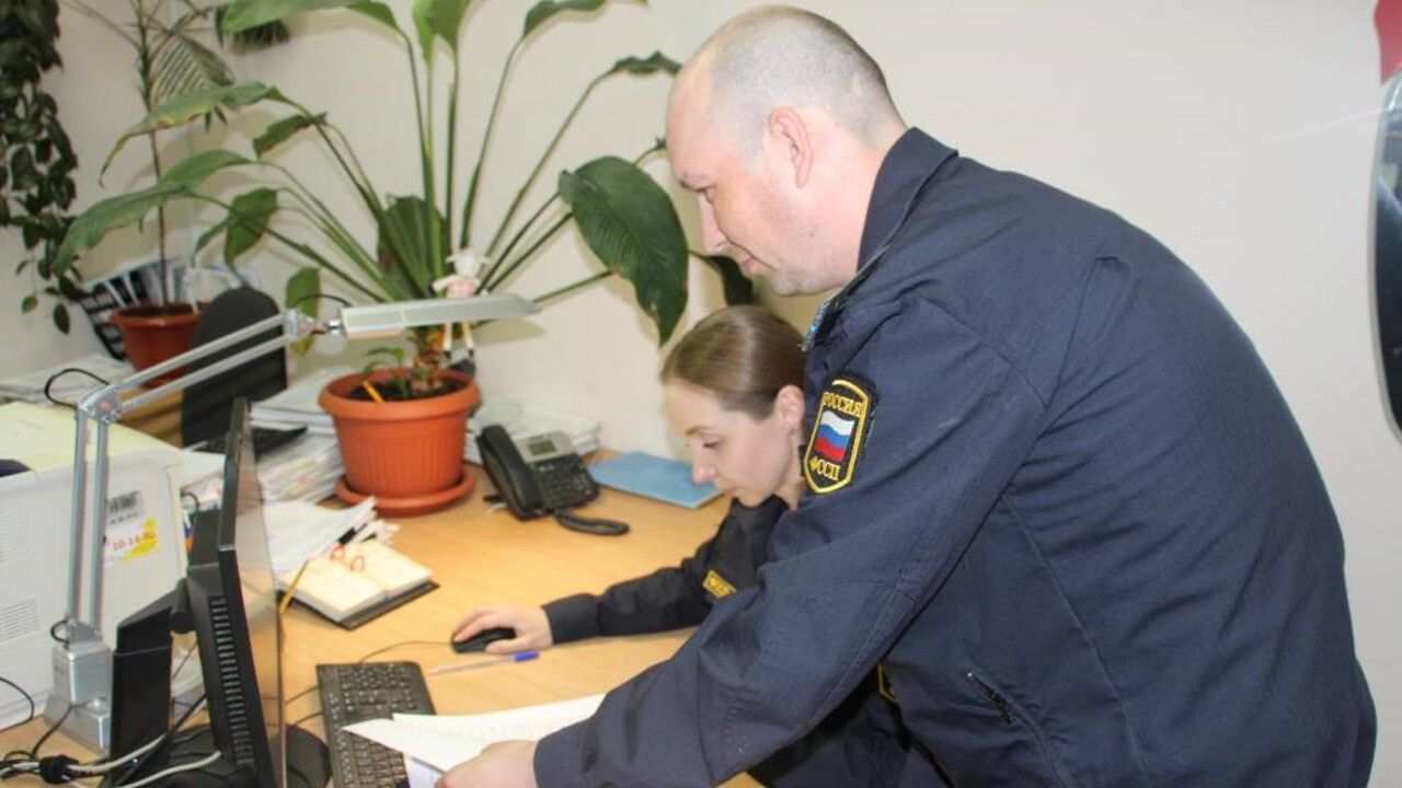 Приставы взыскали с сотрудницы магазина 137 тысяч рублей в Прикамье