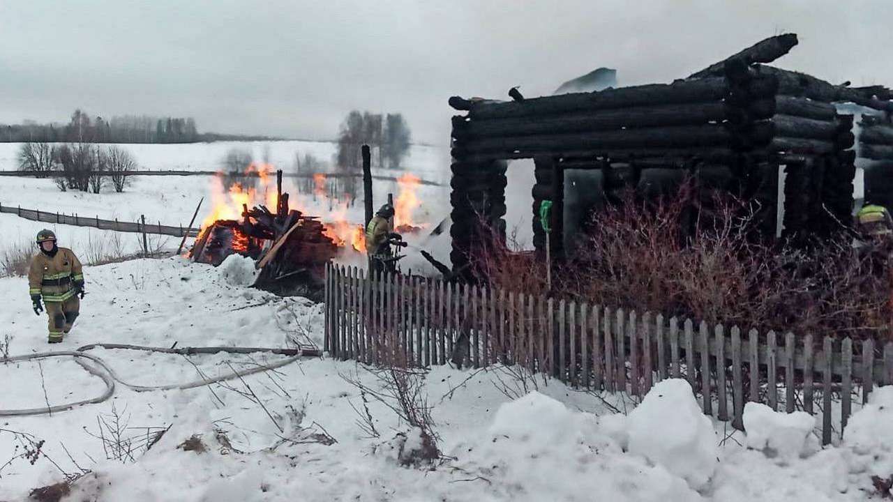 Два человека погибли при пожаре в Частинском округе